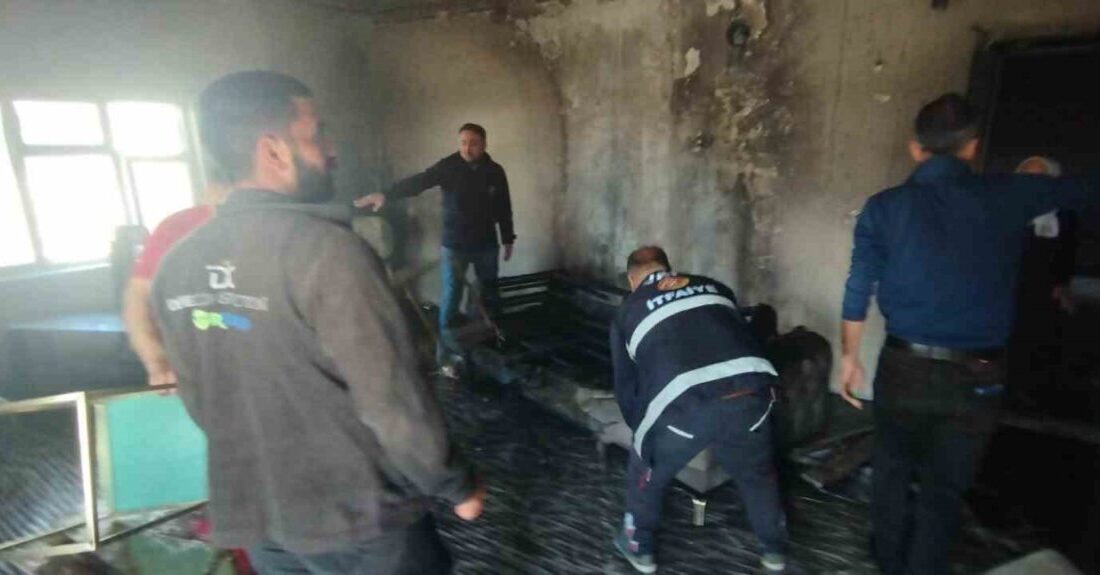 Van’ın Başkale ilçesindeki bir evde meydana gelen yangın, itfaiye ekipleri