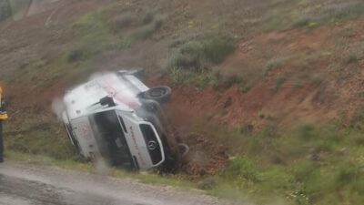 Ankara’nın Nallıhan ilçesinde, Nallıhan’dan Beypazarı’na sevk edilen hastayı taşıyan bir