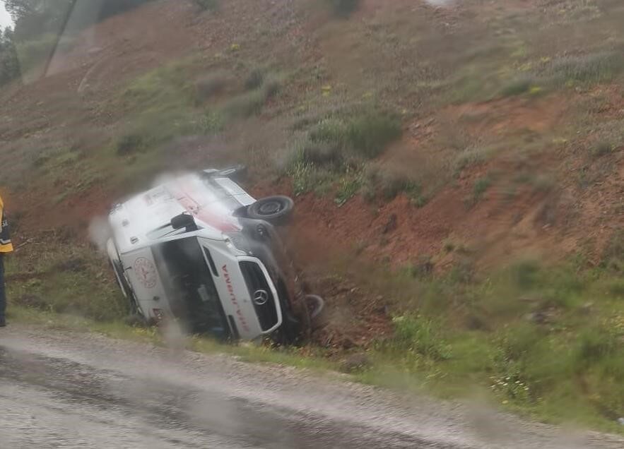 Ankara’nın Nallıhan ilçesinde, Nallıhan’dan Beypazarı’na sevk edilen hastayı taşıyan bir