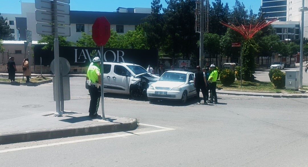 Batman ilinde meydana gelen trafik kazasında hafif ticari araç ile