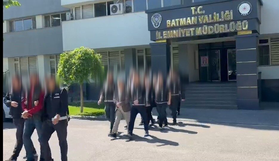 Batman’da haksız kazanç elde etmekle suçlanan 5 kişiden 2’si tutuklandı.