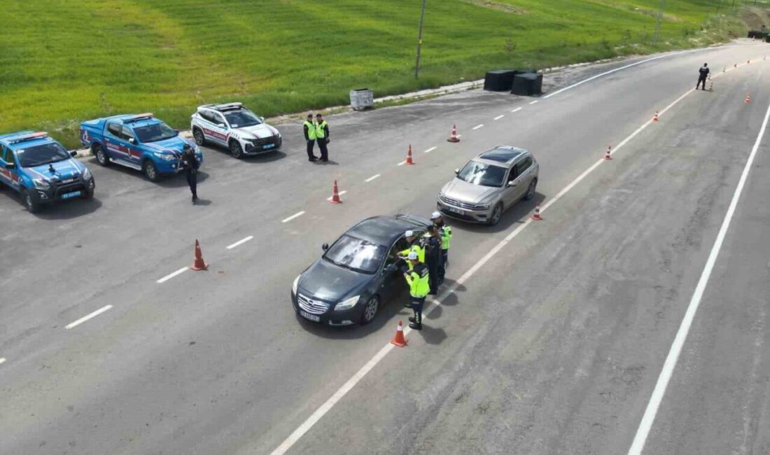 Bayburt İl Jandarma Komutanlığı ekipleri, Danişment yol kontrol noktasında trafik