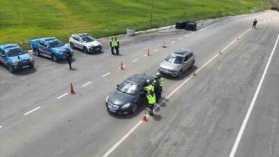 Bayburt İl Jandarma Komutanlığı ekipleri, Danişment yol kontrol noktasında trafik