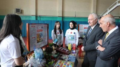 Bayburt’ta çeşitli okullarda düzenlenen bilim fuarları ve proje sergileri devam