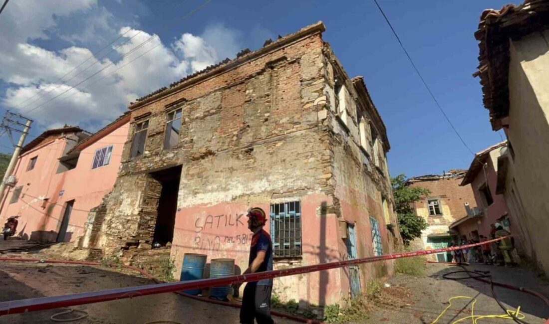 Bayındır ilçesinde bulunan eski bir binada meydana gelen yangın, itfaiye