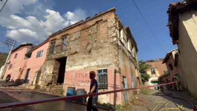 Bayındır ilçesinde bulunan eski bir binada meydana gelen yangın, itfaiye