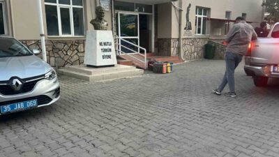 İzmir’in Bayındır ilçesinde jandarma ekipleri, kaçak horoz dövüşü düzenlendiği ihbarı