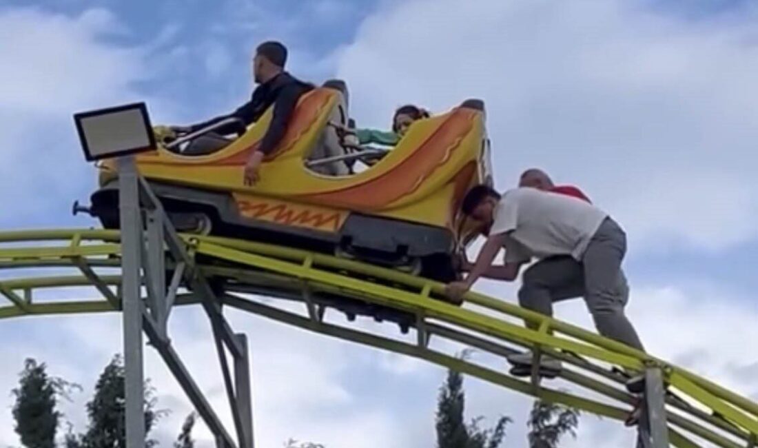 İzmir’in Buca ilçesinde bulunan bir lunaparkta, ziyaretçiler için neşeli bir