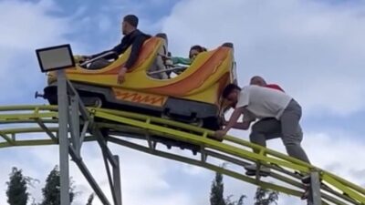 İzmir’in Buca ilçesinde bulunan bir lunaparkta, ziyaretçiler için neşeli bir
