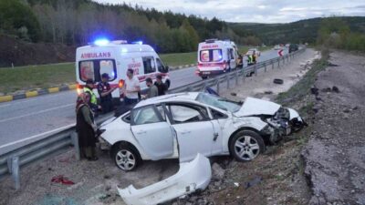 Kastamonu’da meydana gelen trafik kazasında bir aracın lastiği patlayarak takla