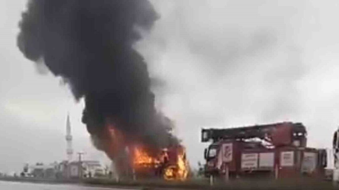 Sakarya’nın Hendek ilçesinde seyir halindeki bir şehirlerarası yolcu otobüsünde çıkan