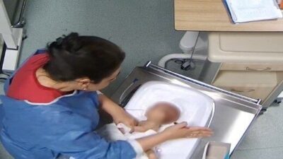 Kahramanmaraş’ta, 5 günlük bir bebeğe şiddet uyguladığı iddiasıyla yargılanan bir