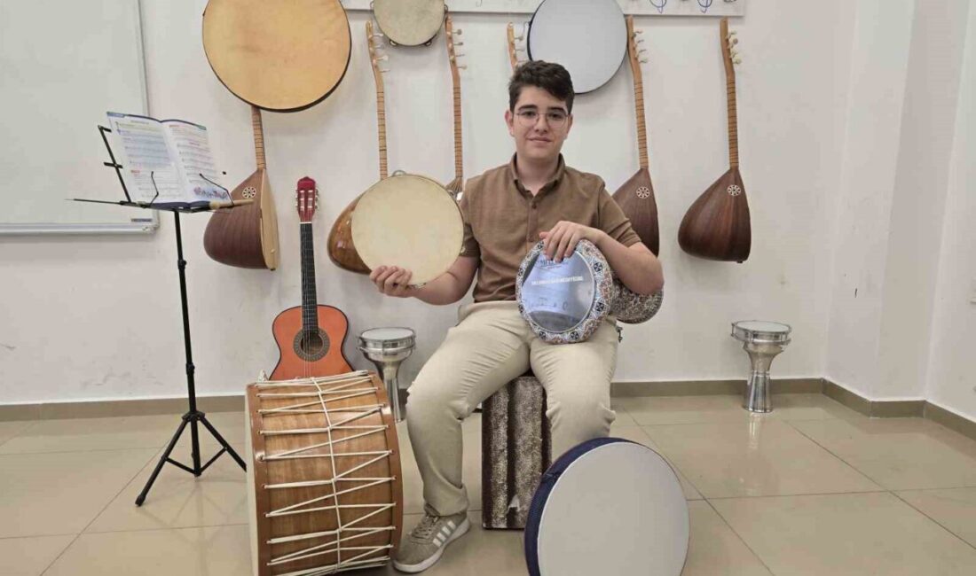 Yozgat’ta yaşayan 14 yaşındaki Orçun Karakılınç, beş parmağında çalmayı başardığı
