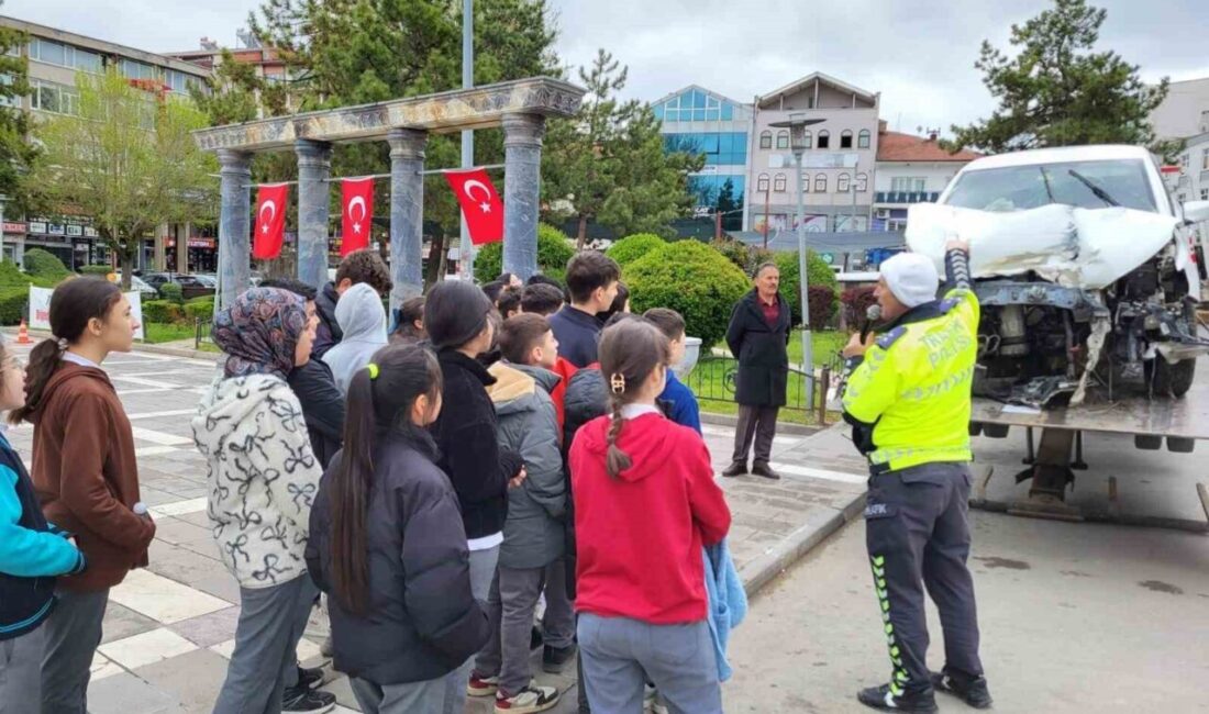 Beyşehir ilçesinde düzenlenen Karayolu Trafik Haftası etkinliğinde, bir araç kazası