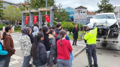 Beyşehir ilçesinde düzenlenen Karayolu Trafik Haftası etkinliğinde, bir araç kazası