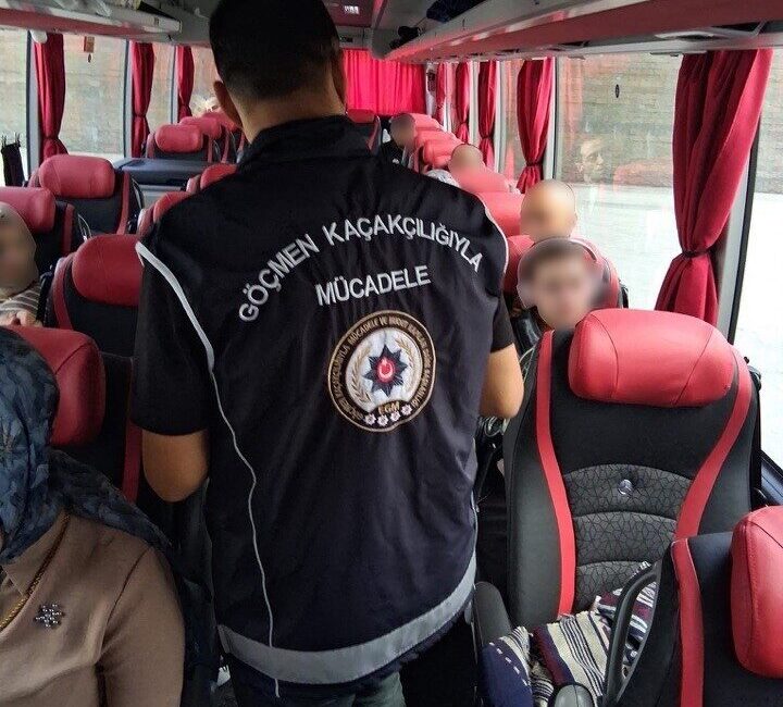 Bilecik İl Emniyet Müdürlüğü ekipleri, kentin çeşitli bölgelerinde düzensiz göçle