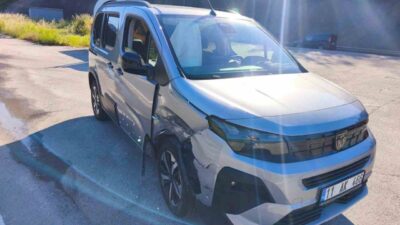 Bilecik’te meydana gelen trafik kazasında, 2 aracın çarpışması sonucunda 4