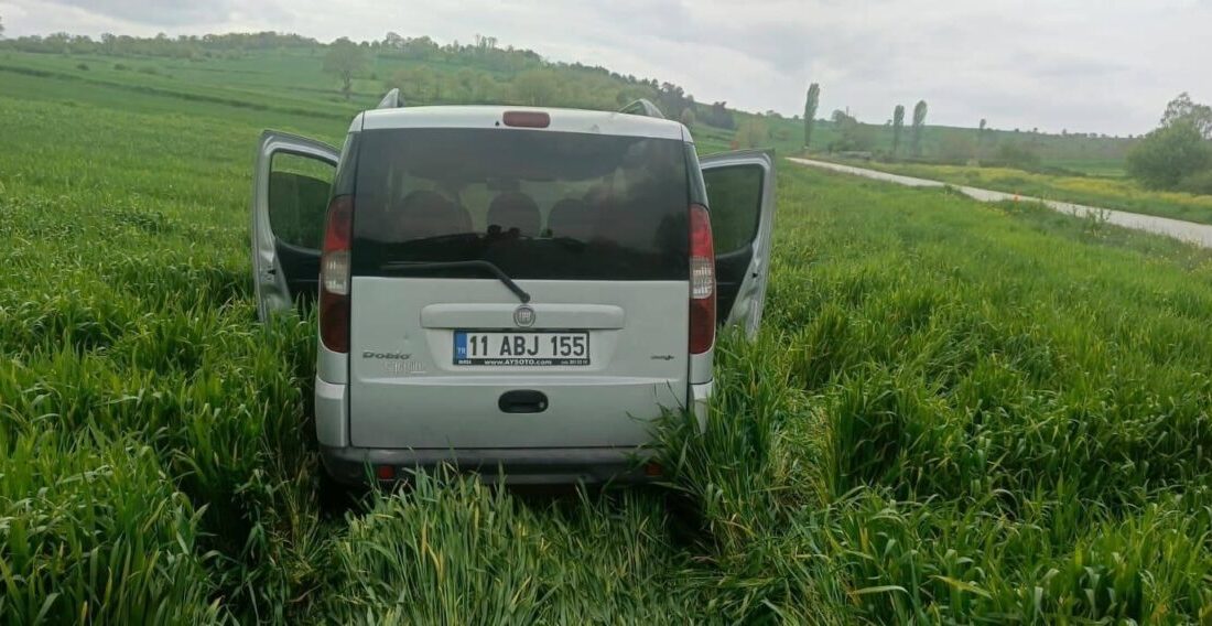Bilecik’te meydana gelen bir trafik kazasında aracın sürücüsü olay yerinde