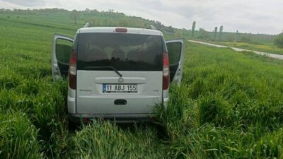 Bilecik’te meydana gelen bir trafik kazasında aracın sürücüsü olay yerinde