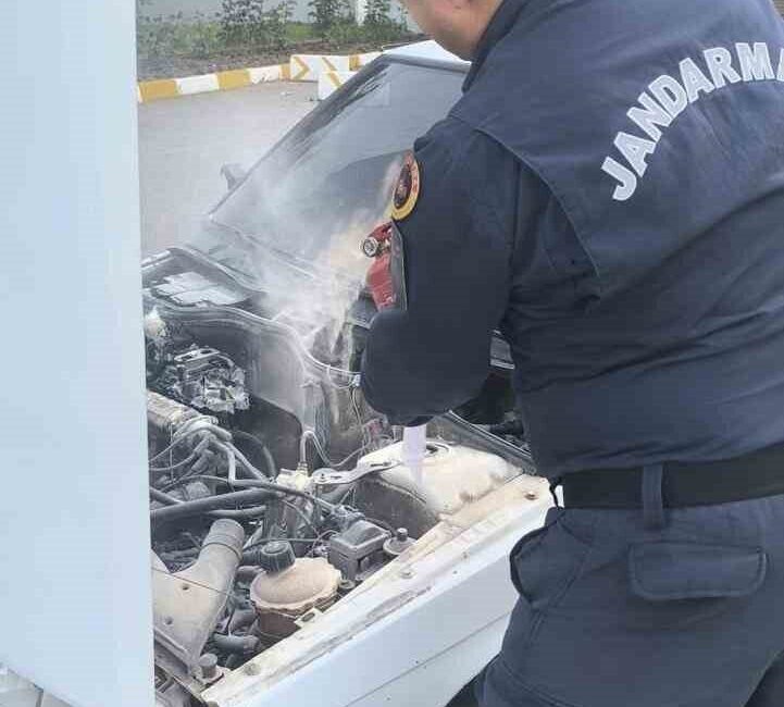 Söğüt ilçesinde park halinde olan bir araç aniden alev aldı.