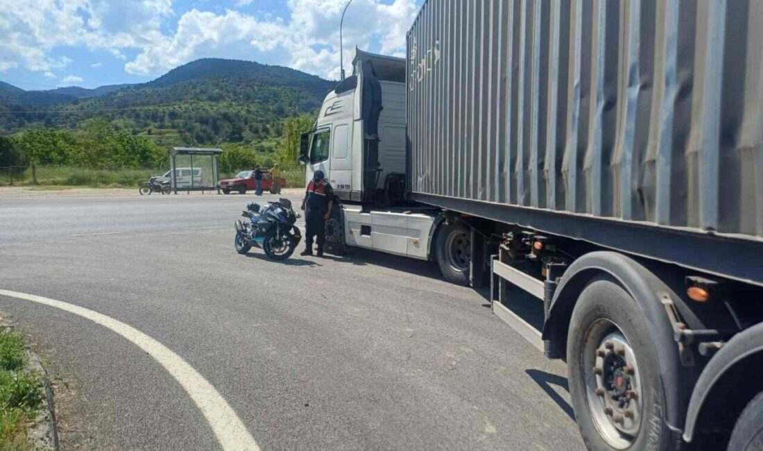 Bilecik’te meydana gelen trafik kazasında tır ile motosiklet çarpıştı ve