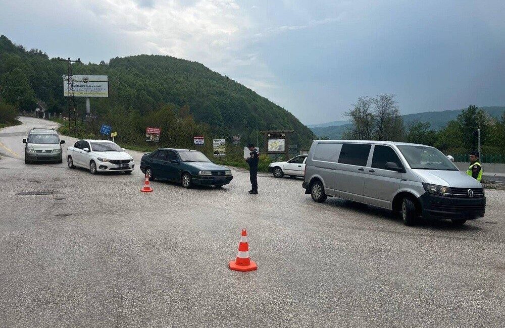 DÜZCE – Düzce’de, polis ve jandarma ekipleri tarafından gerçekleştirilen trafik