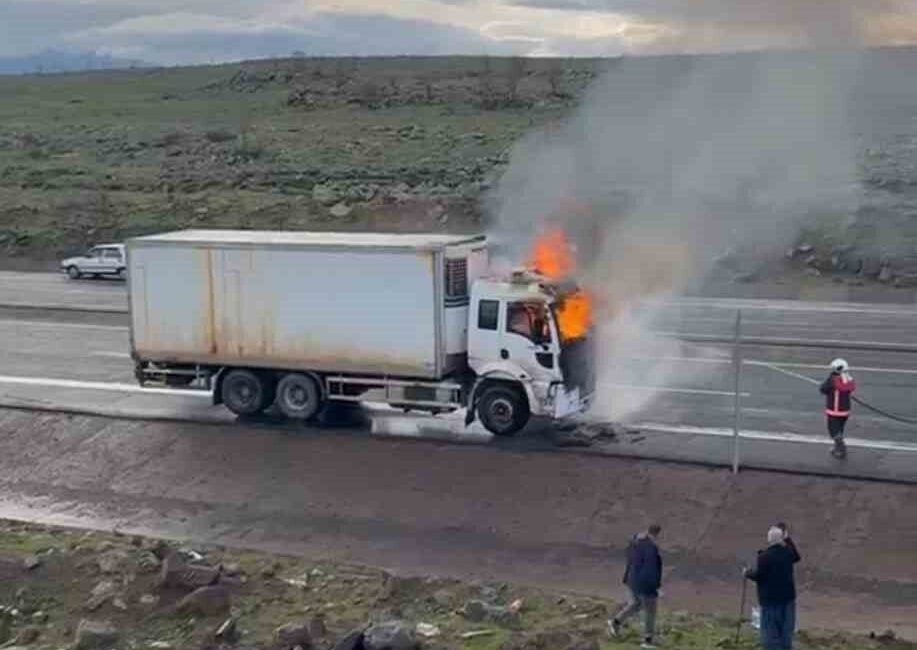 Bingöl ilinde seyir halindeki bir kamyon alev aldı. Kuruca mevkiinde