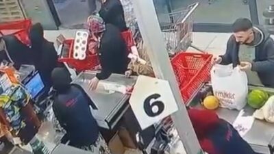 Bir kişinin İstanbul’un Arnavutköy ilçesindeki bir markette çalışanı kafa atmasıyla