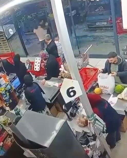 Bir kişinin İstanbul’un Arnavutköy ilçesindeki bir markette çalışanı kafa atmasıyla