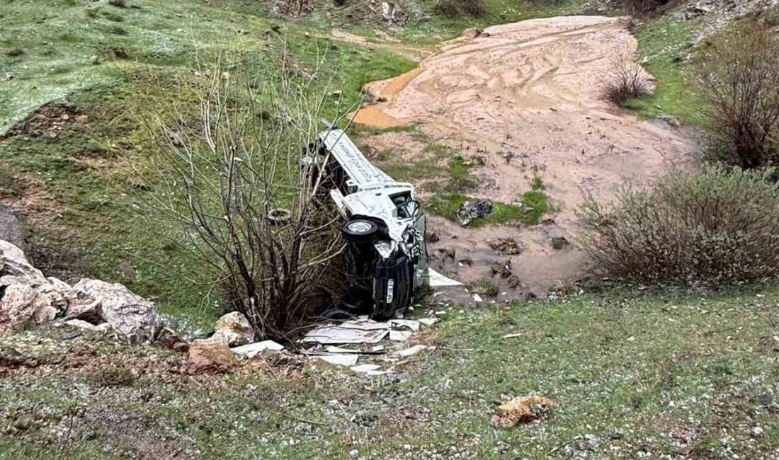 Bitlis’in Yolalan beldesinde meydana gelen trafik kazasında 4 kişi yaralandı.