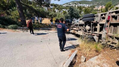 Bodrum ilçesinde meydana gelen bir kaza sonucunda iş makinesi taşıyan