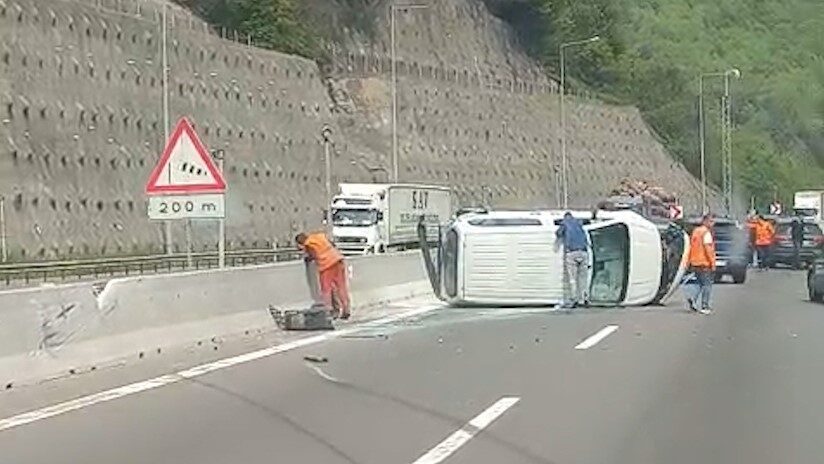 Bolu’da meydana gelen trafik kazasında bir otomobil ile hafif ticari