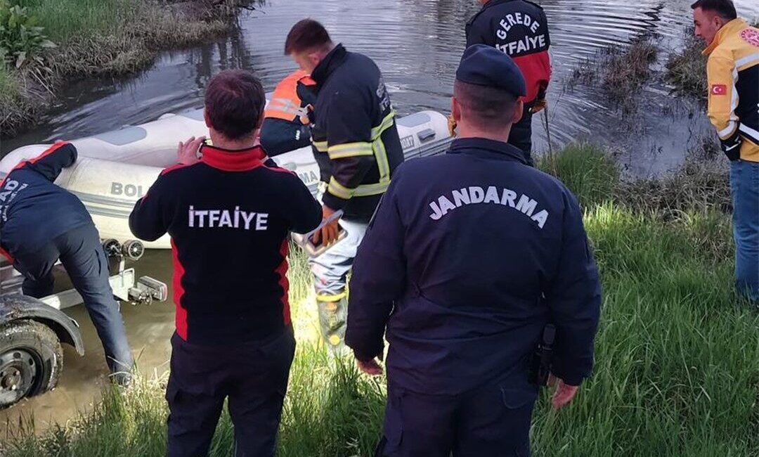 Bolu’nun Gerede ilçesinde bir çiftçi, traktörüyle su seviyesi yükselen dereden