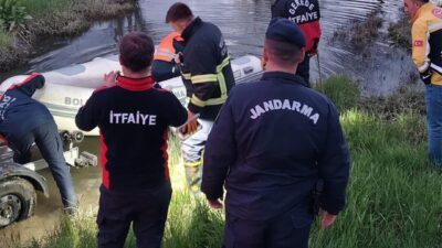 Bolu’nun Gerede ilçesinde bir çiftçi, traktörüyle su seviyesi yükselen dereden