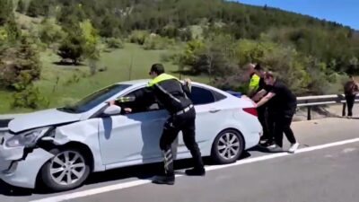 Bolu’da bayram tatili dönüşü yaşanan maddi hasarlı kaza sonrasında, polis