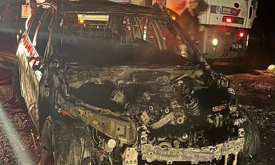 Bolu’da Meyitler Geçidi’nde seyir halindeyken alev alan bir otomobil kullanılamaz