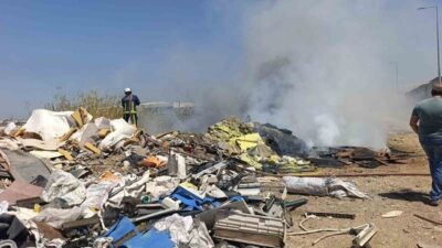 Manavgat ilçesindeki boş araziye atılan çöplerin neden olduğu yangınlar, itfaiye