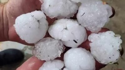 Tryavna şehri, Bulgaristan’da birden bastıran şiddetli dolu yağışıyla sarsıldı ve