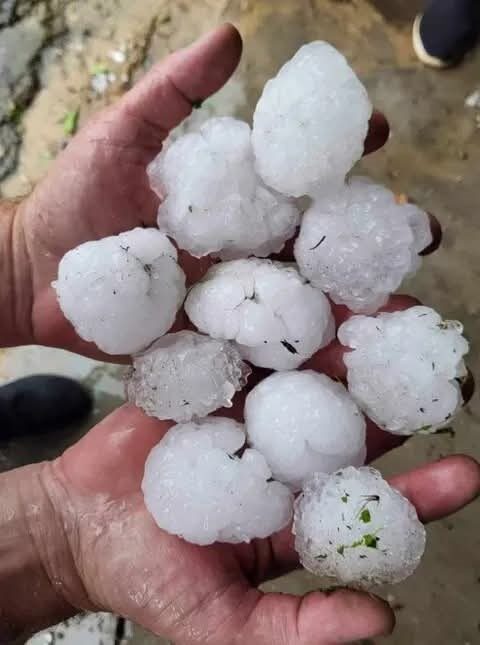 Tryavna şehri, Bulgaristan’da birden bastıran şiddetli dolu yağışıyla sarsıldı ve