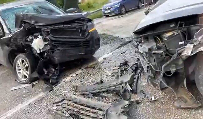 Isparta-Antalya Kara Yolu’nda meydana gelen trafik kazasında 3 otomobilin karıştığı