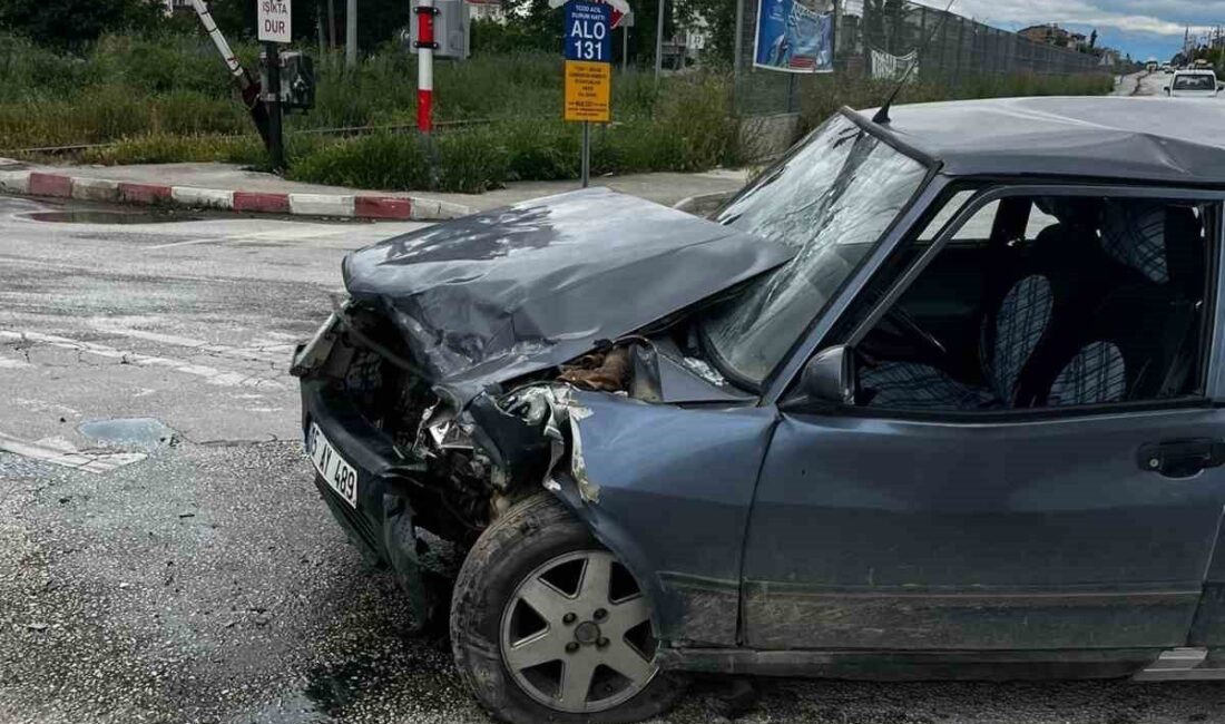 Burdur ilinde meydana gelen trafik kazasında otomobil ile okul servisinin