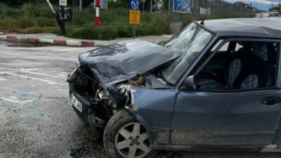 Burdur ilinde meydana gelen trafik kazasında otomobil ile okul servisinin