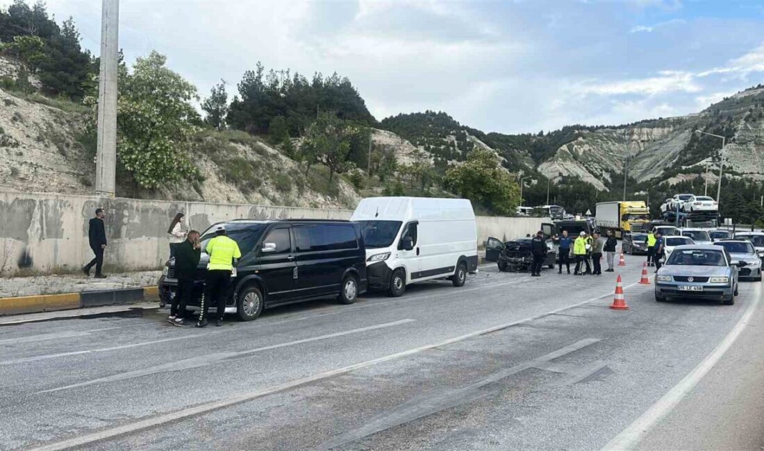 Burdur’da meydana gelen zincirleme kaza sonucunda 5 aracın karıştığı olayda