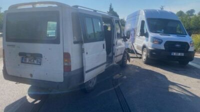 İnegöl ilçesinde meydana gelen trafik kazasında 2 minibüs çarpıştı ve