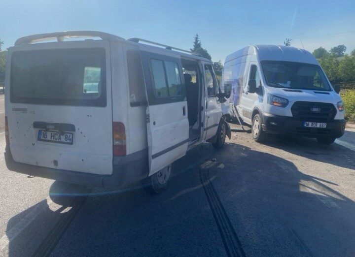İnegöl ilçesinde meydana gelen trafik kazasında 2 minibüs çarpıştı ve