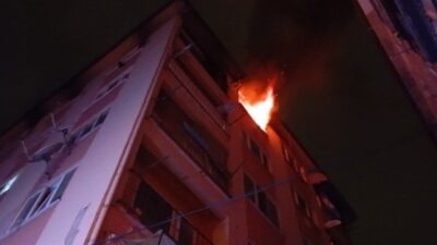 Bursa’nın Osmangazi ilçesinde bulunan altı katlı bir binanın en üst