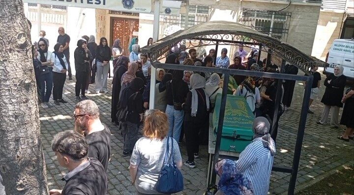 Bursa’nın Nilüfer ilçesinde bir kadın, bayram temizliği yaparken binanın 2.