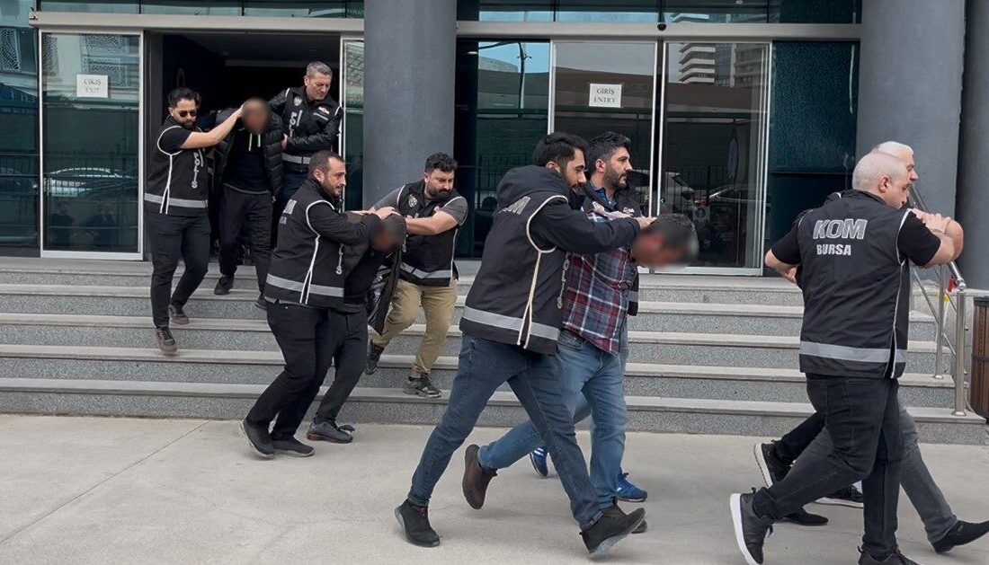 Bursa’da, çiftçileri kumar masalarında tuzağa düşürerek yüksek faizle borçlandıran ve