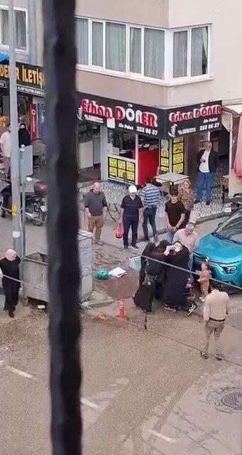 Bursa’da, amatör bir kamera tarafından kaydedilen görüntülerde, Çarşamba Mahallesi’nde iki