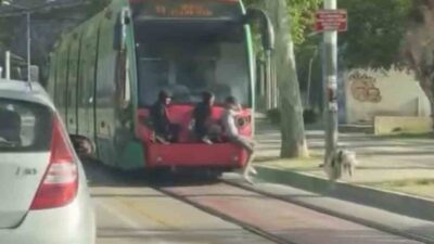 Bursa’da gençlerin tramvayın arkasına tutunarak yaptığı tehlikeli yolculuk görüntülendi. Olay,